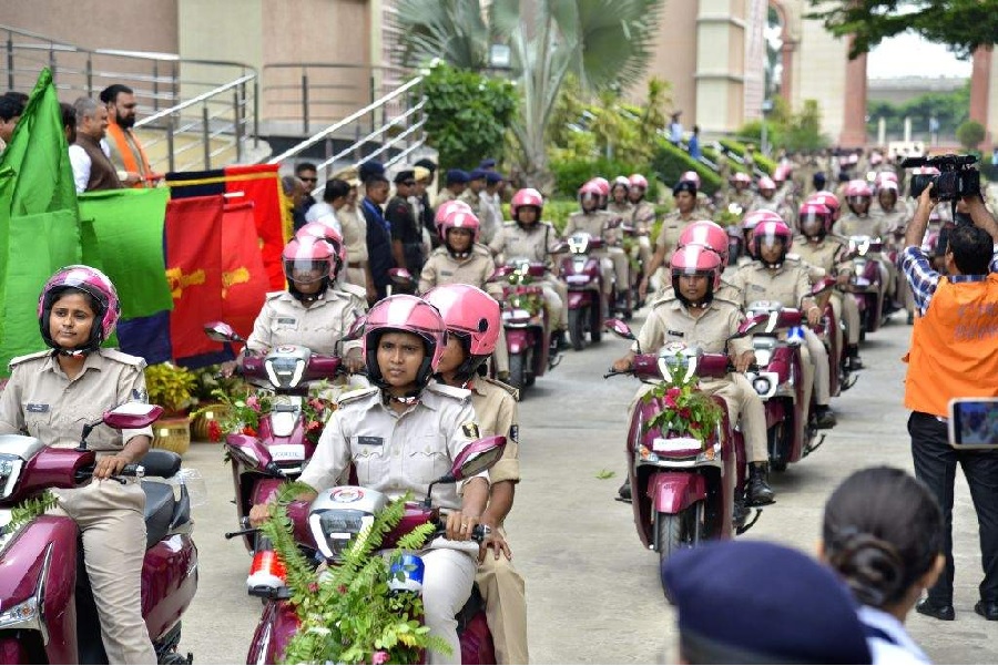 वाॅकी–टॉकी और बॉडी वॉर्न कैमरा से लैस होंगी बिहार की पुलिस दीदी, मनचलों की खैर नहीं