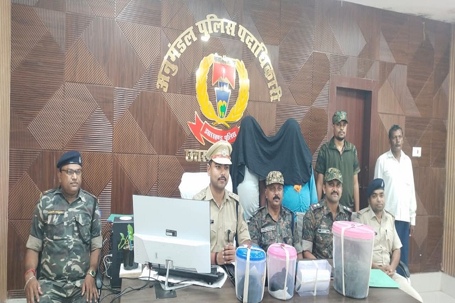 पलामू पुलिस ने 'ऑपरेशन प्रहार' के तहत 9 किलो से अधिक अवैध अफीम बरामद की, 2 व्यक्ति गिरफ्तार 