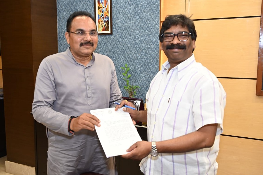 सरकारी कार्यक्रम और स्कूलों में ‘वंदे मातरम्’ के पहले 2 छंद को अनिवार्य करने की मांग 