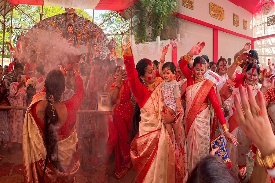 सिंदूर खेला में नारी शक्ति संग झूमीं विधायक पूर्णिमा साहू, नाचते-गाते मां दुर्गा को दी विदाई