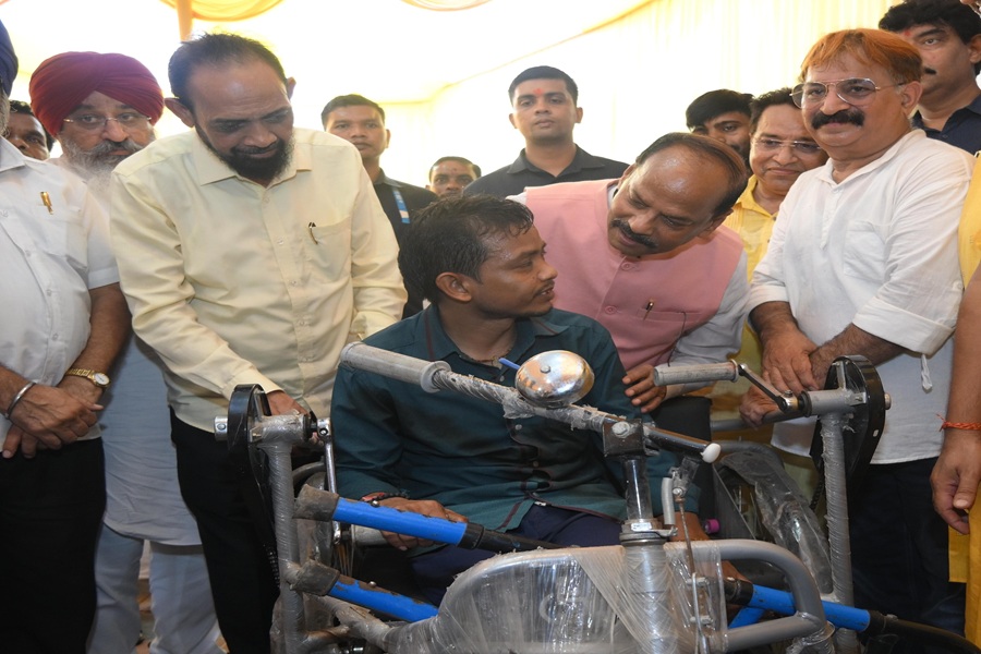 पीएम मोदी के जन्मदिवस पर पूर्व CM रघुवर दास ने दिव्यांगों-असहायों में बांटे कृत्रिम अंग और व्हीलचेयर