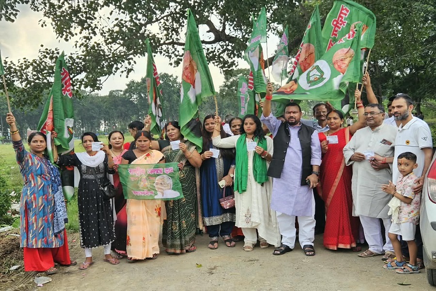 रांची में भाजपा कार्यकर्ताओं ने थामी राजद की लालटेन