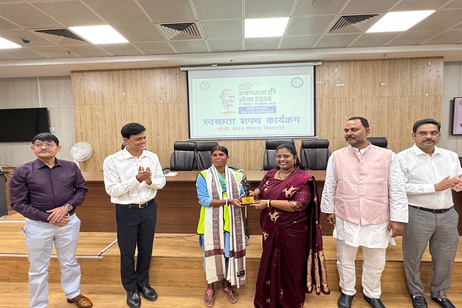 स्वच्छ भारत दिवस पर रांची नगर निगम ने सफाईमित्रों को किया सम्मानित