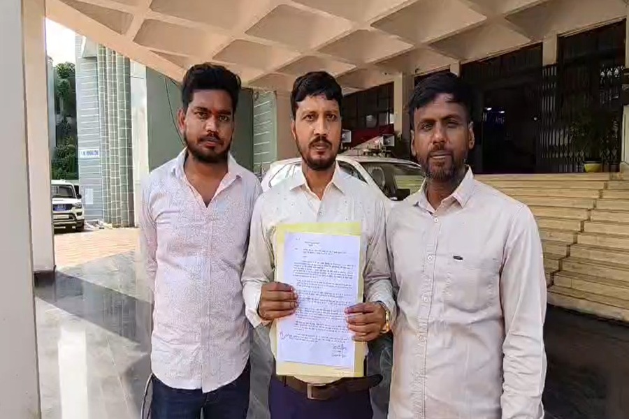 पाकुड़-हिरणपुर मुख्य सड़क के निर्माण में उड़ती धूल हुई जानलेवा, लोगों ने DC से राहत दिलाने की अपील की