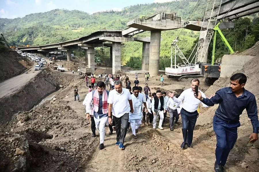 बराक वैली में सड़कों की मरम्मत को लेकर सरकार सख्त, दुर्गा पूजा से पहले काम पूरा करने का आदेश 