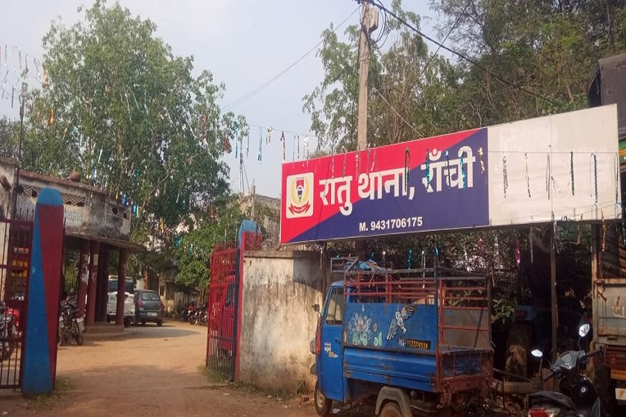 जमीन विवाद में भाई ने भाई की कुदाल से काटकर की हत्या, खेत किनारे मिला शव; पुलिस मौके पर पहुंच जांच में जुटी