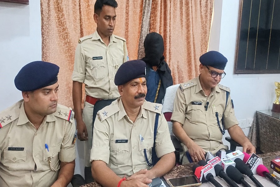 बोरियो में हत्याकांड का आरोपी गिरफ्तार, वारदात में प्रयुक्त कुल्हाड़ी बरामद