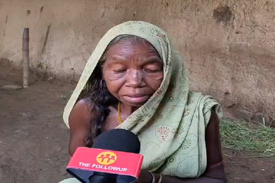 70 साल की इस बुजुर्ग को नहीं मिलता सरकारी योजनाओं का लाभ, जर्जर घर में रहने को मजबूर