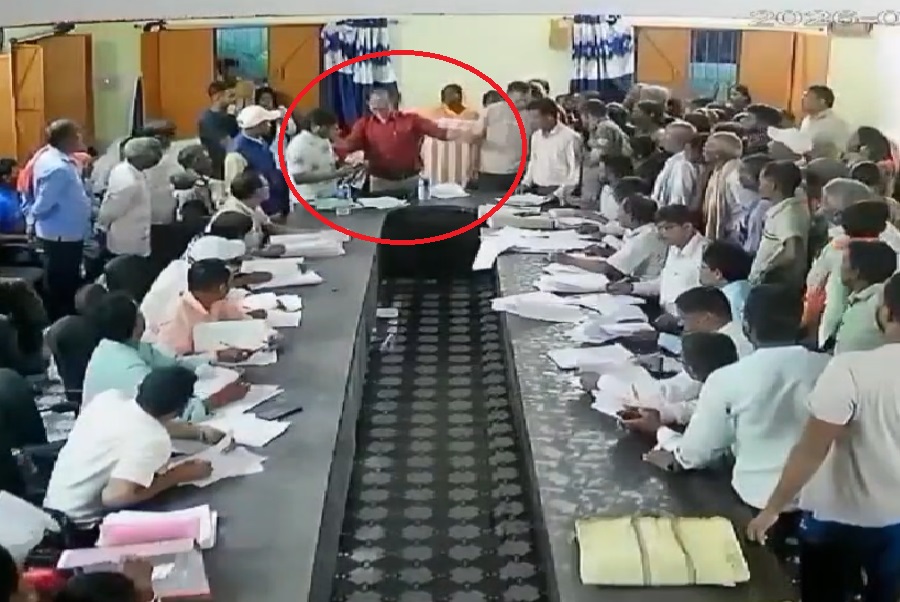 SIR कैंप में BDO ने युवक को जड़े थप्पड़! माले नेता विनोद सिंह ने चुनाव आयोग से की कार्रवाई की मांग