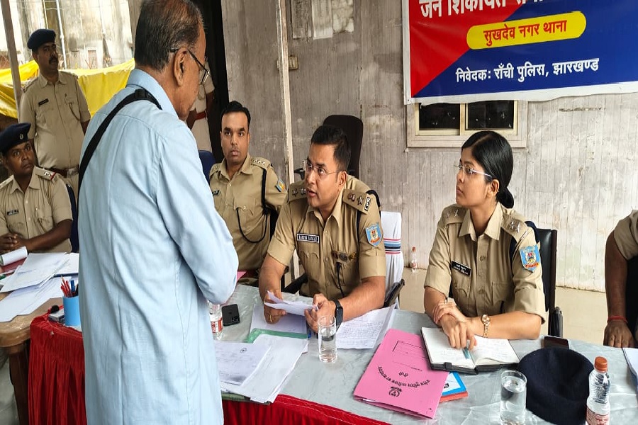  सुखदेवनगर थाना पहुंचे रांची SSP, जन शिकायत केंद्र में सुनीं लोगों की समस्याएं; FIR दर्ज करने का निर्देश