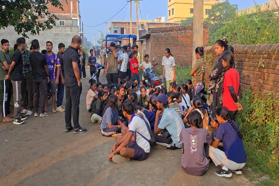 बालू लदे वाहन की चपेट में आने से दो छात्राएं घायल, छात्रों का हंगामा और चक्का जाम