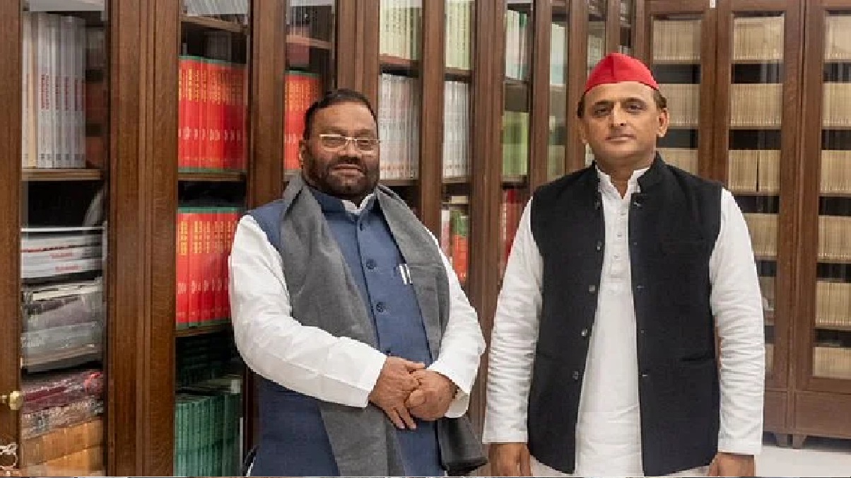 swami_wth_akhilesh.jpg