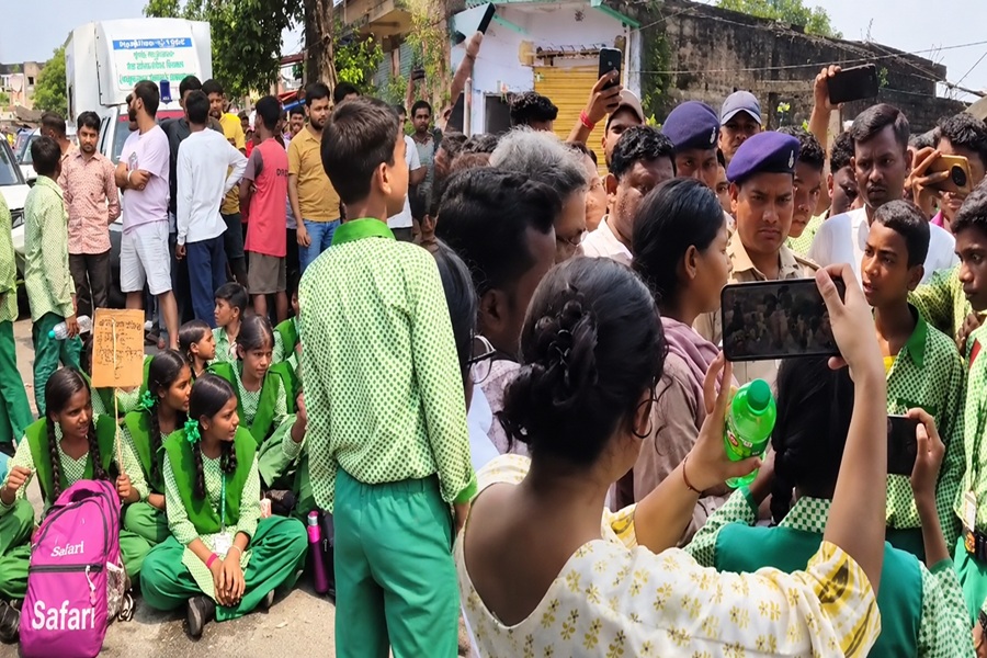 शिक्षकों की मांग को लेकर छात्रों ने किया सड़क जाम, लिखित आश्वासन के बाद खत्म हुआ प्रदर्शन