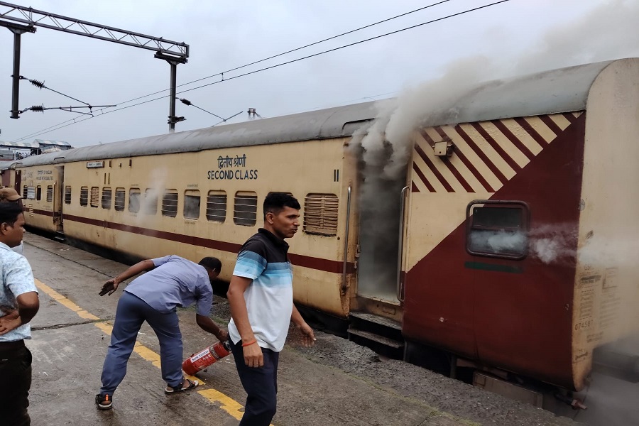 कोडरमा स्टेशन पर खड़ी ट्रेन की बोगी में आग लगने से यात्रियों में मची अफरा-तफरी