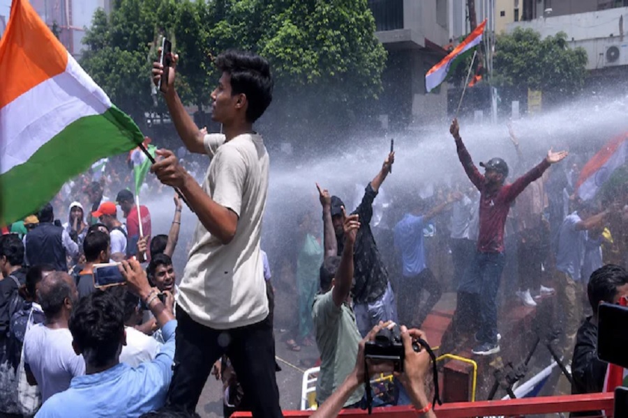 पटना में प्रदर्शन के दौरान हंगामा, वाटर कैनन के बीच नाचे प्रदर्शनकारी; बैरिकेडिंग हटाने की कोशिश