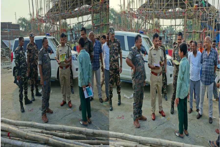 दुर्गा पूजा पंडाल में दिखा पुलिस का मानवीय चेहरा, बच्चों के बीच शिक्षक बने DSP प्रशांत कुमार