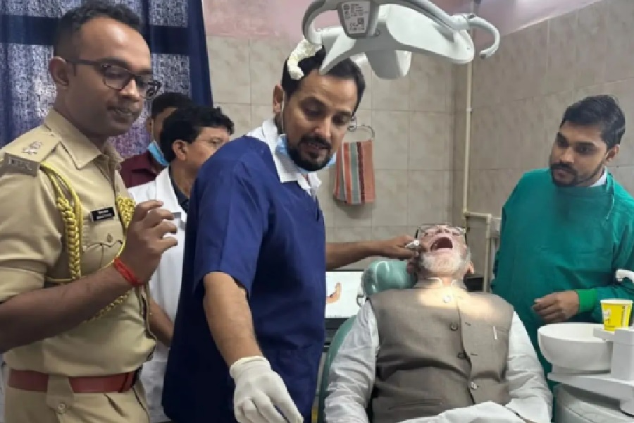 सदर अस्पताल पहुंचे राज्यपाल संतोष गंगवार, OPD में कराया दांतों का इलाज
