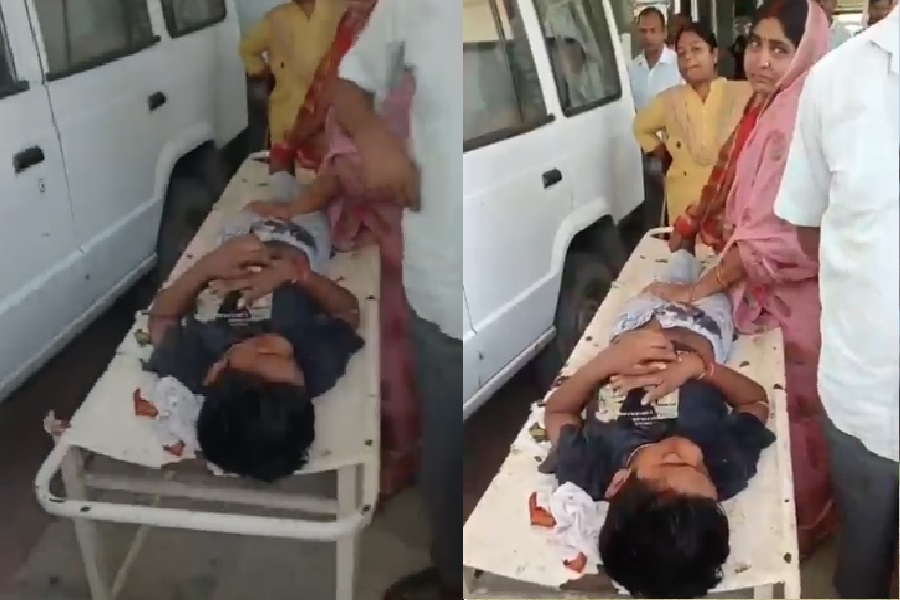 पलामू में एम्बुलेंस के इंतजार में तड़पता रहा घायल नाबालिग, परिजनों को करनी पड़ी निजी वाहन की व्यवस्था