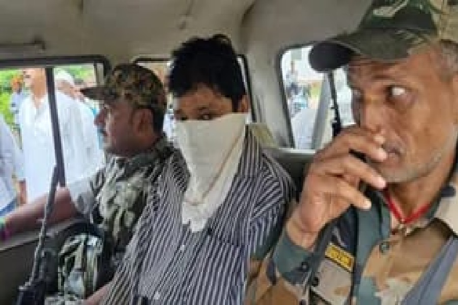 चतरा में 10 हजार रिश्वत लेते राजस्व कर्मचारी गिरफ्तार