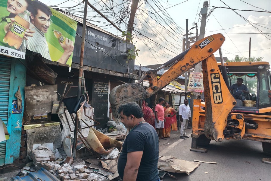 जामताड़ा में अतिक्रमण हटाओ अभियान से दुकानदारों में आक्रोश, JCB से तोड़ी गईं दुकानें