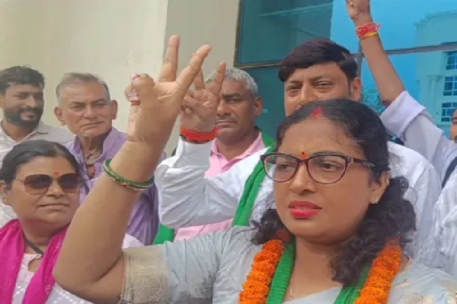 रेखा_.jpg