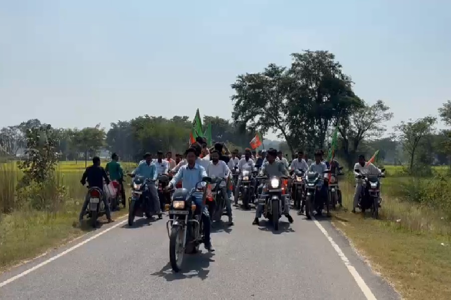 शहीदों के बलिदान को याद करते हुए हरेलाल महतो ने निकाली विशाल बाइक रैली