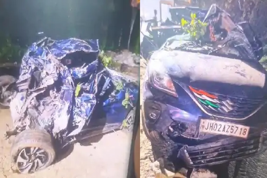 चुटूपालू घाटी में कंटेनर ने कार को मारी टक्कर, एक ही परिवार के 3 लोगों की मौत