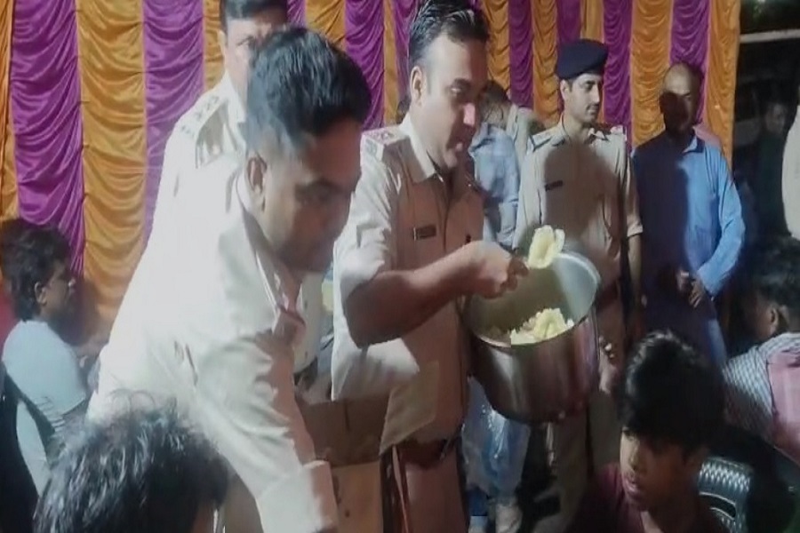 साहिबगंज में गंगा के बढ़ते जलस्तर के बीच पुलिस की मानवीय पहल, बाढ़ प्रभावितों के लिए शुरू किया लंगर