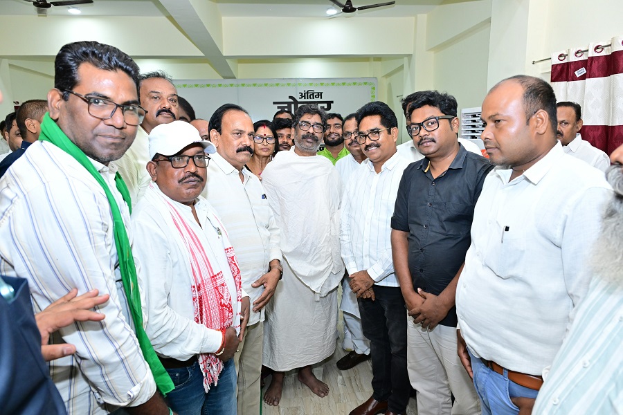 रूपी सोरेन के निधन पर नेमरा पहुंचे झामुमो नेता चित्रगुप्त महतो, CM से मिलकर जताई संवेदना