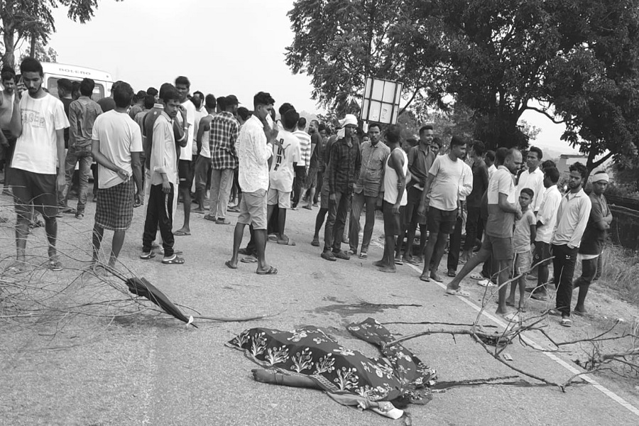 रिश्तेदार का इंतजार था, मौत आ गई; सड़क किनारे खड़े दंपति को रौंद गया हाइवा