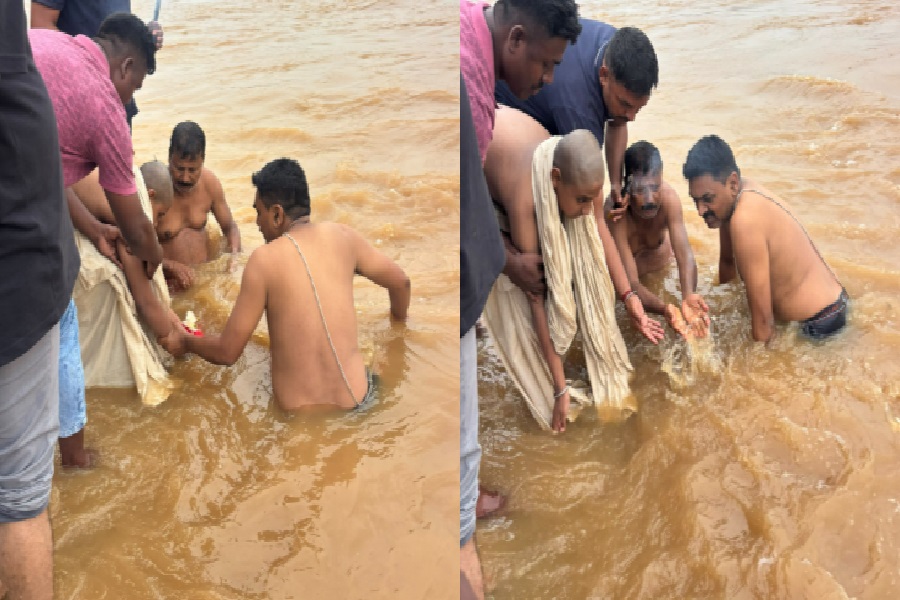 दिवंगत मंत्री सुदिव्य सोनू का अस्थि विसर्जन, उसरी नदी के तट पर बेटे श्रेयस ने पूरी की विधि