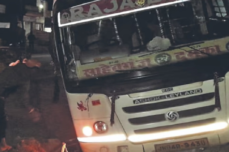 image of दुमका में चलती बस में चालक को मिर्गी अटैक, स्कूटी सवार को मारी टक्कर; गंभीर