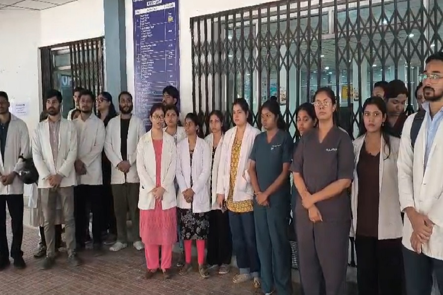 4 महीने से स्टाइपेंड नहीं मिला, रिम्स डेंटल यूनिट के इंटर्न डॉक्टरों ने 3 घंटे किया पेन डाउन
