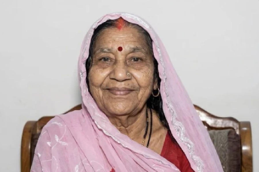 पूर्व मंत्री रामचंद्र चंद्रवंशी की पत्नी तेतरी देवी का निधन, मिथिलेश ठाकुर ने जताया शोक