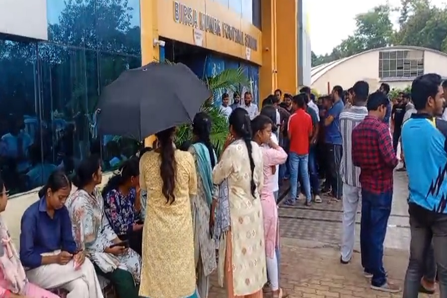 साझा लाइब्रेरी में सुविधाओं की कमी पर छात्रों का प्रदर्शन, पानी-वाईफाई से लेकर फीस बढ़ोतरी को लेकर हुआ विरोध