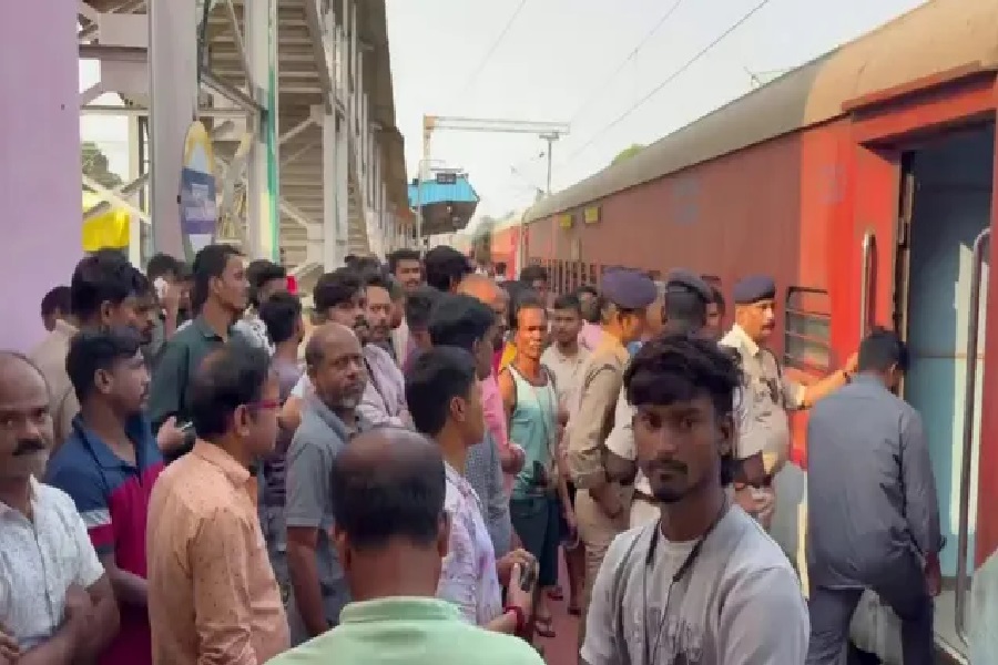 चक्रधरपुर में समरसता एक्सप्रेस से लाश मिली, टॉयलेट में गमछे से लटका था शख्स