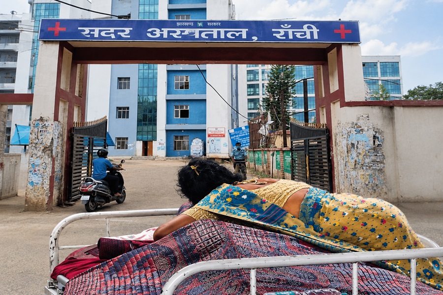 सदर अस्पताल में ठंड से कांपता रहा मरीज, कंबल नहीं मिला तो मां ने चटाई ओढ़ाई और डैमेज कंट्रोल में जुटा प्रबंधन