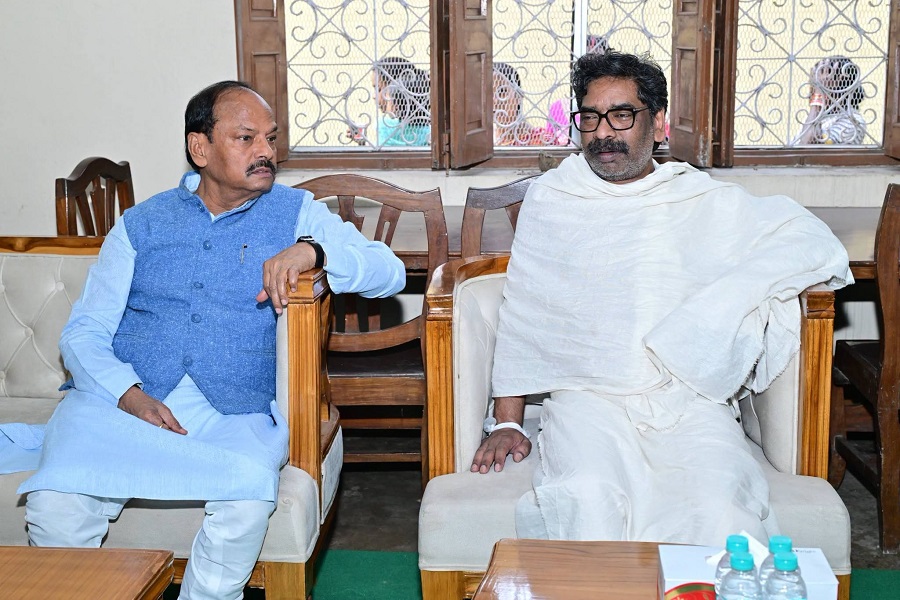 रघुवर दास ने नेमरा पहुंचकर रूपी सोरेन को दी श्रद्धांजलि, हेमंत सोरेन से मिलकर जताया शोक