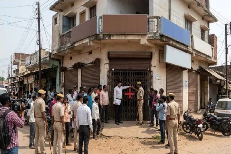 कुत्ते के मुंह में नवजात का शव दिखने के बाद उत्तम अस्पताल और अल्ट्रासाउंड सेंटर सील