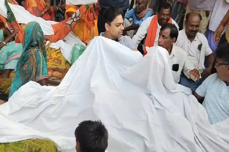 पेंशन में देरी और पत्रकार को धमकी के विरोध में अमित मंडल का अनोखा प्रदर्शन, कफन पहनकर प्रखंड परिसर में लेटे