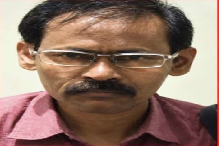 2.20 करोड़ के इनामी माओवादी असीम मंडल ने किया सरेंडर 